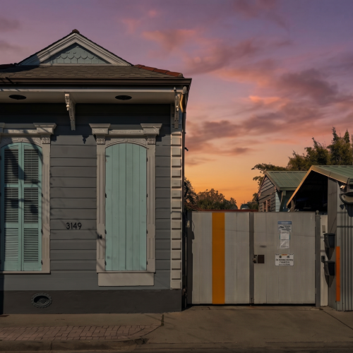 Classic New Orleans façade w/ its own private entry.