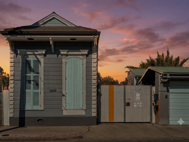 Classic New Orleans façade w/ its own private entry.